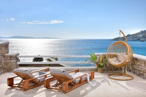 Suite de lujo, frente a la playa (Outdoor Jacuzzi) | Minibar, caja fuerte, escritorio y sistema de insonorización