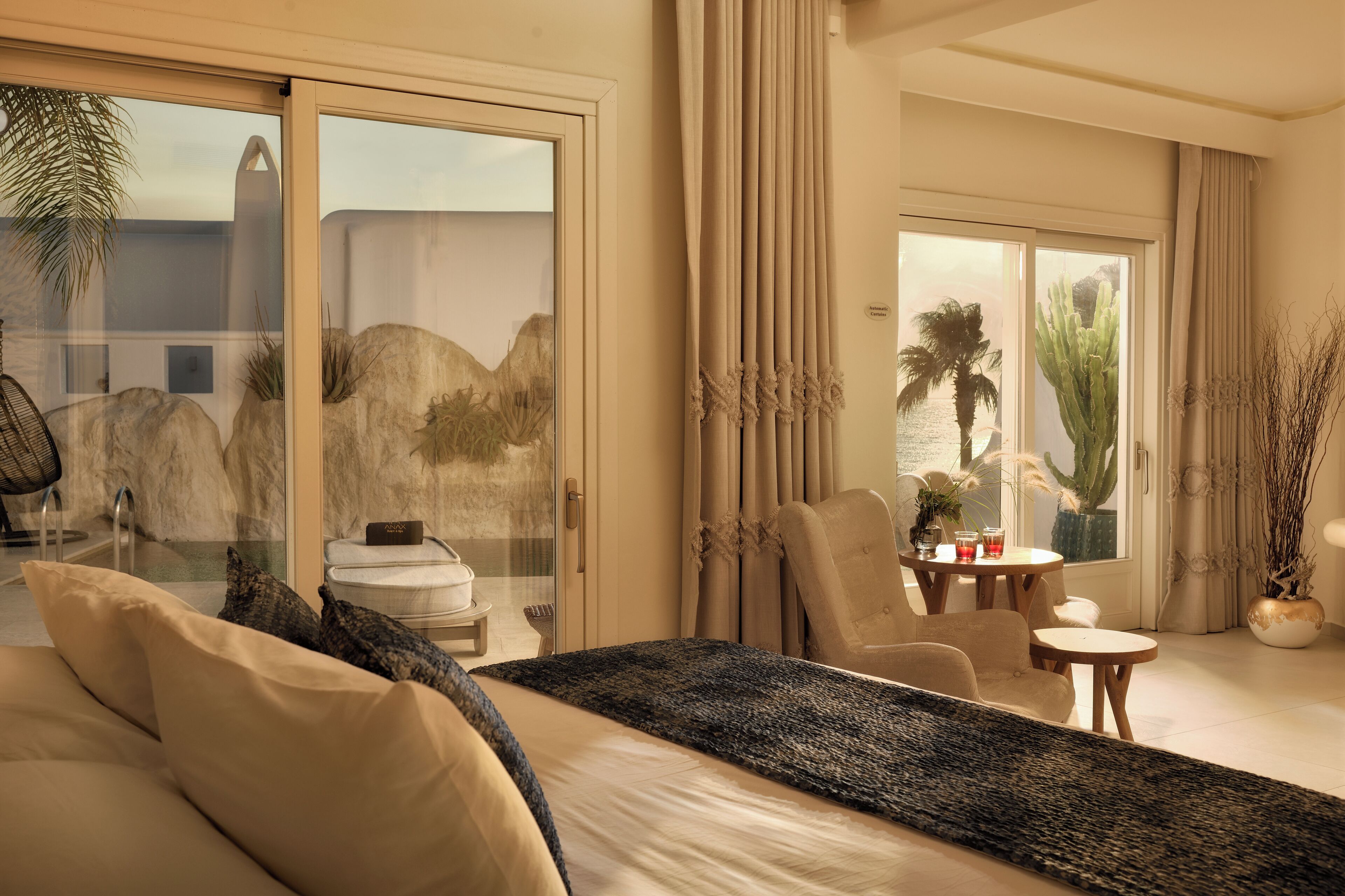 Suite exclusiva, piscina privada, vistas parciales al mar | Minibar, caja fuerte, escritorio y sistema de insonorización