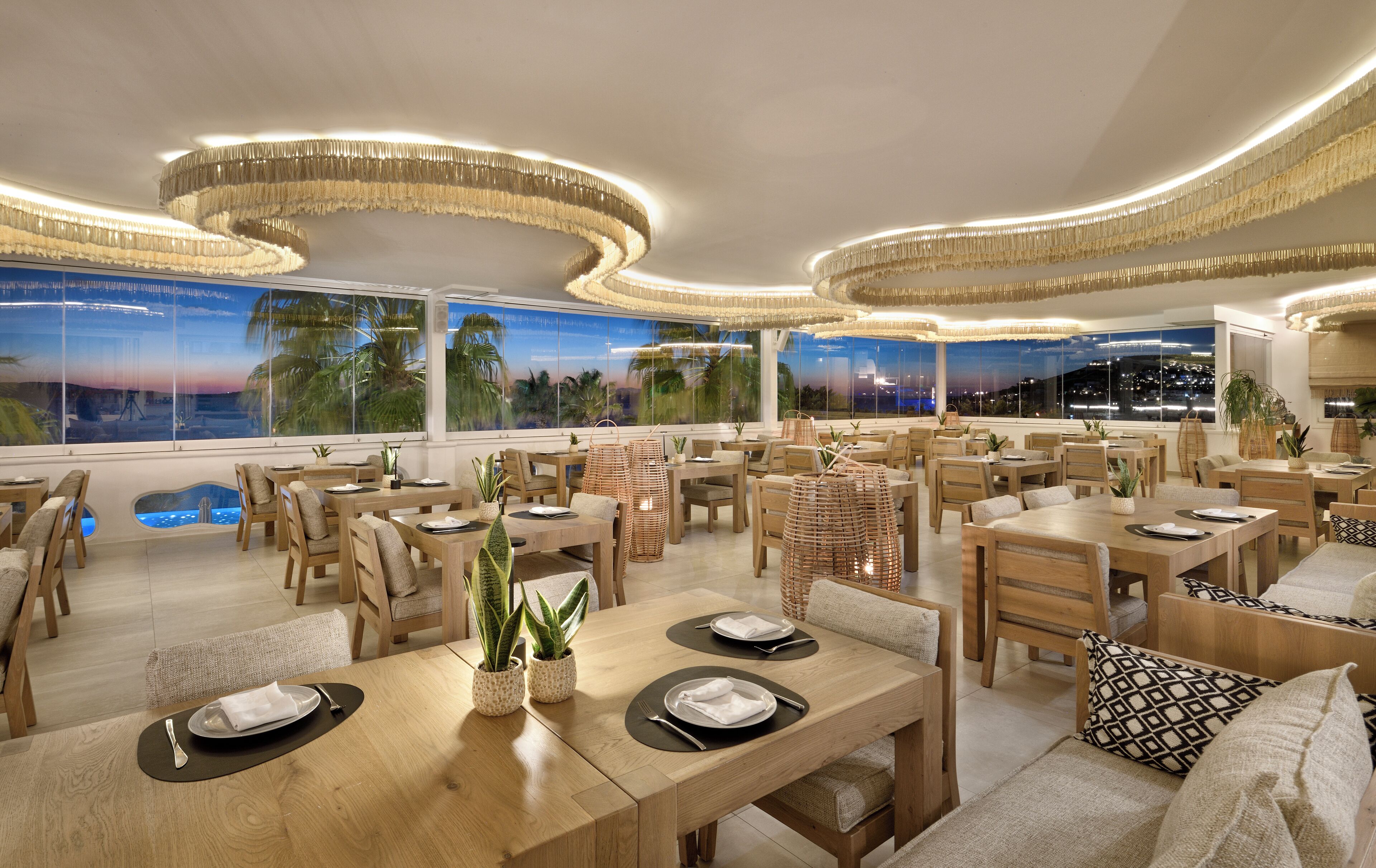 2 من المطاعم، حيث تُقدم وجبات الإفطار، الغداء، أطباق البحر المتوسط