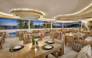 2 restaurantes; se sirve desayuno, almuerzo y cena; cocina mediterránea