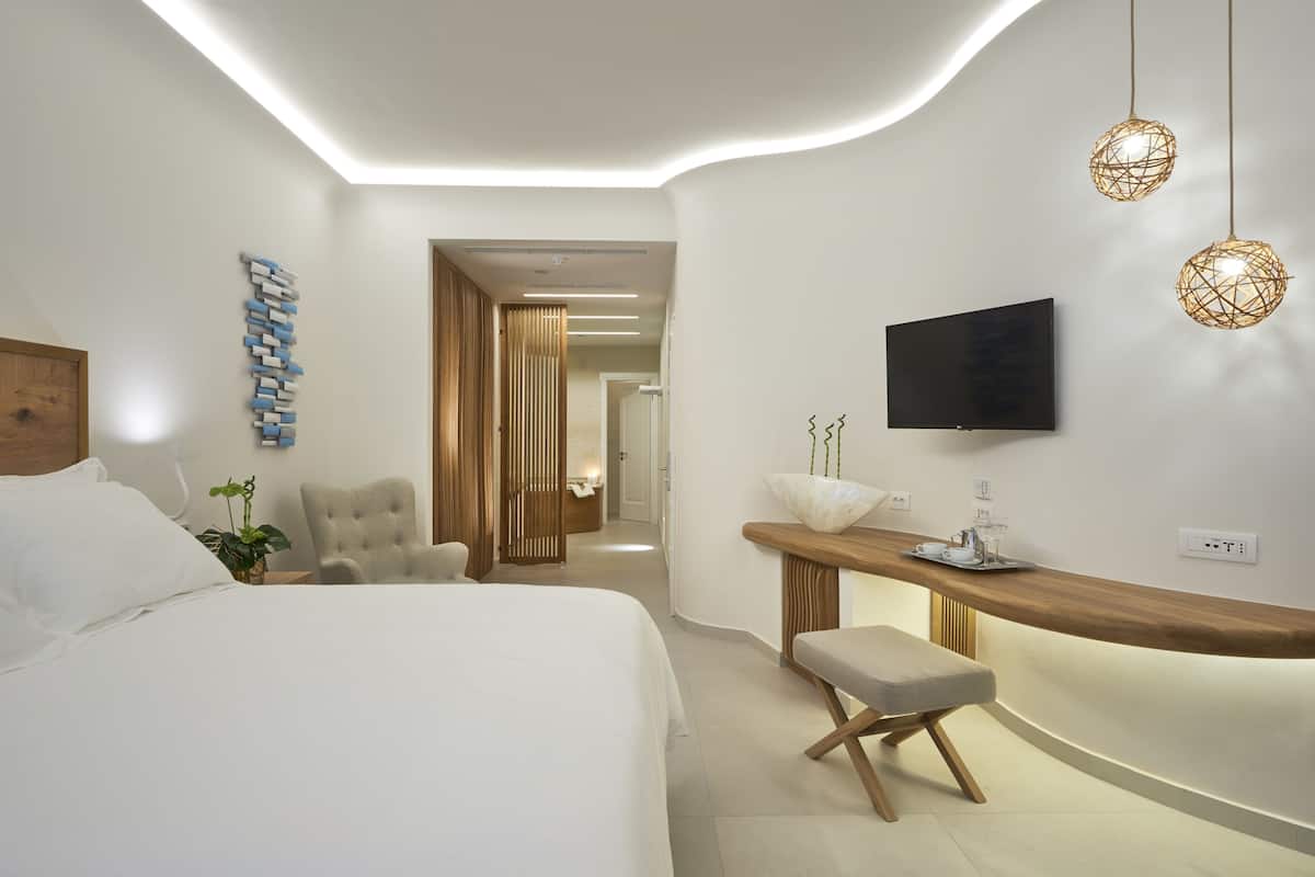 2 bedrooms, minibar, in-room safe, desk