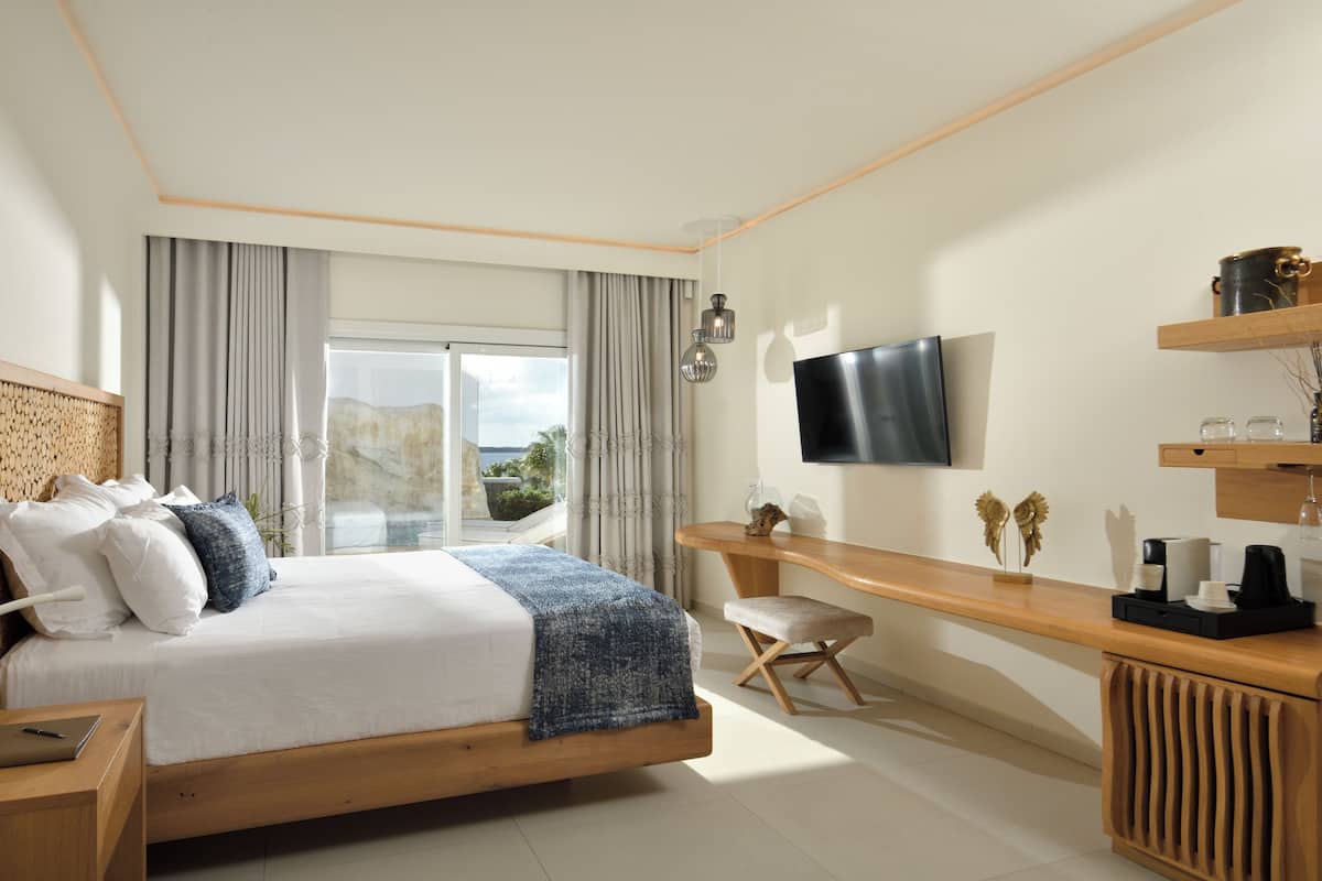 Suite exclusiva, 2 habitaciones, piscina privada, vistas parciales al mar | Minibar, caja fuerte, escritorio y sistema de insonorización