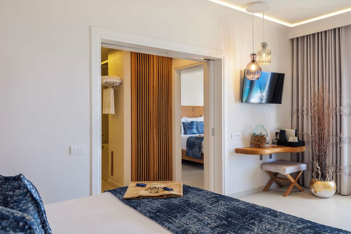 行政套房, 2 间卧室 | 迷你吧、客房内保险箱、办公桌、隔音