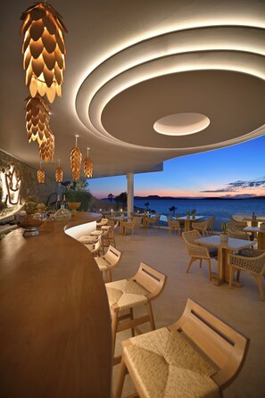 2 bares, bar junto a la piscina