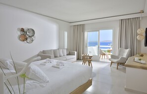 Minibar, caja de seguridad en la habitación y escritorio 