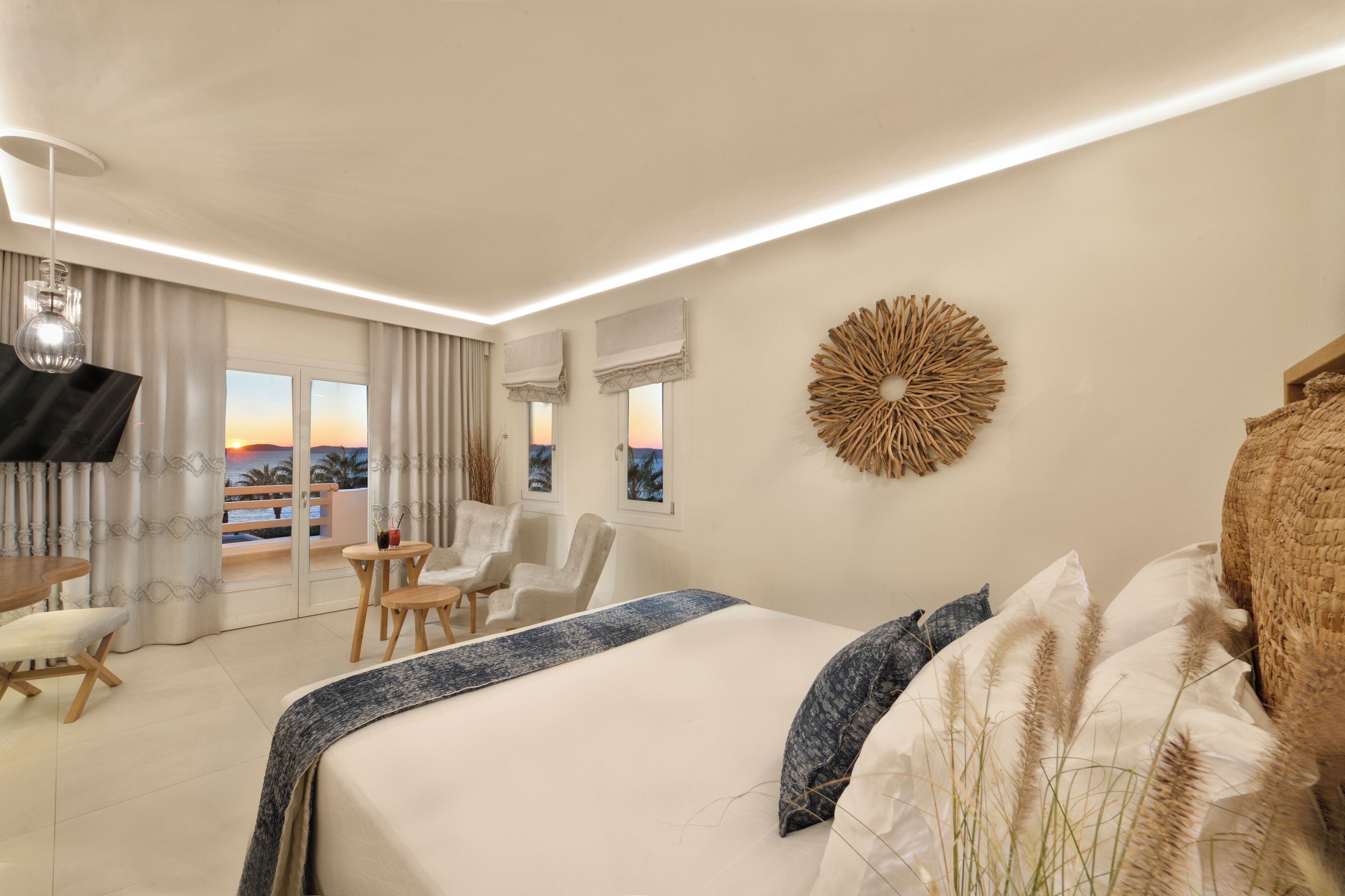 ميني بار وخزنة داخل الغرفة ومكتب وتجهيزات عازلة للصوت