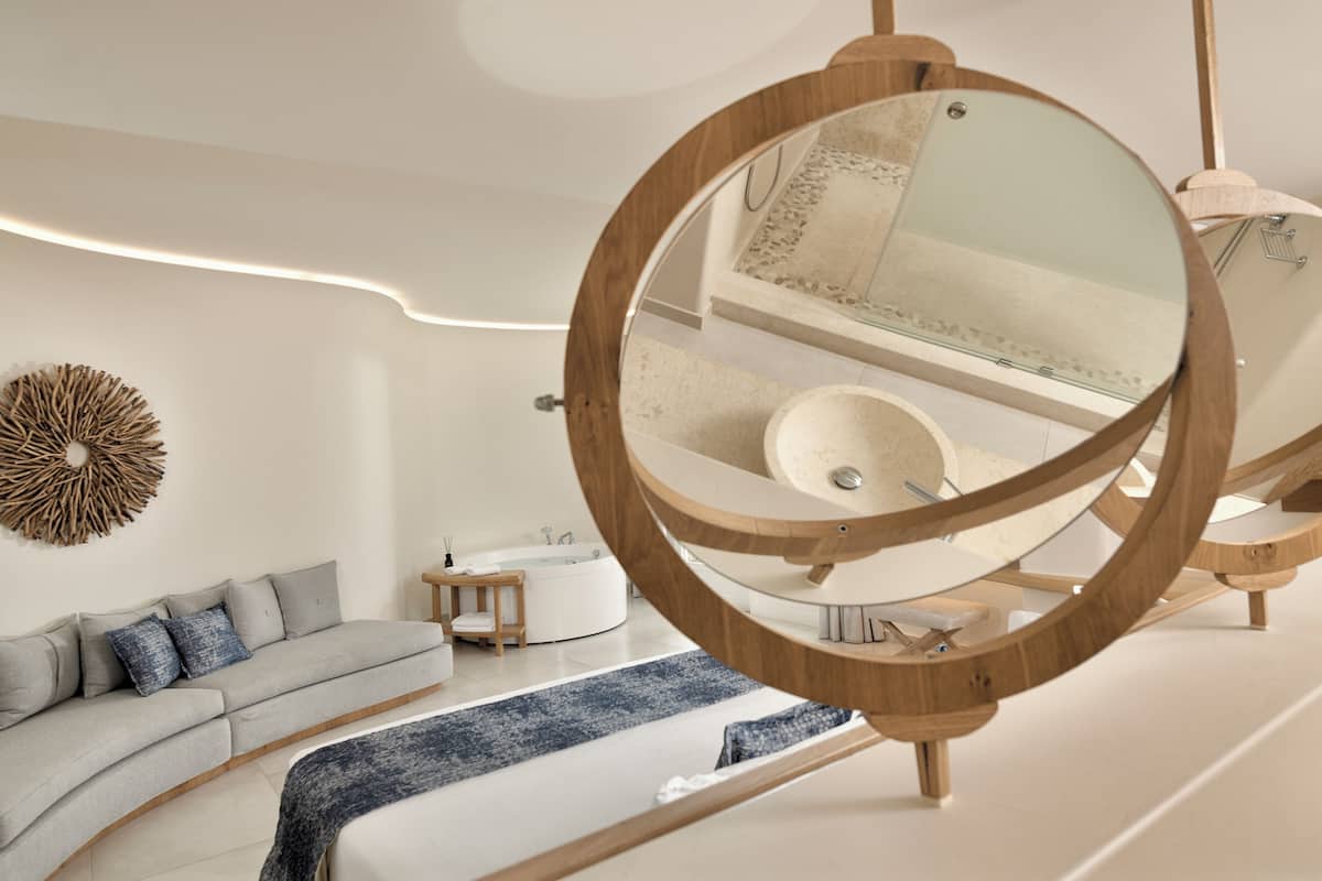 Luxe suite, privézwembad | Een minibar, een kluis op de kamer, een bureau, geluiddichte muren