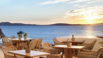 2 restaurants; breakfast, lunch, and dinner served