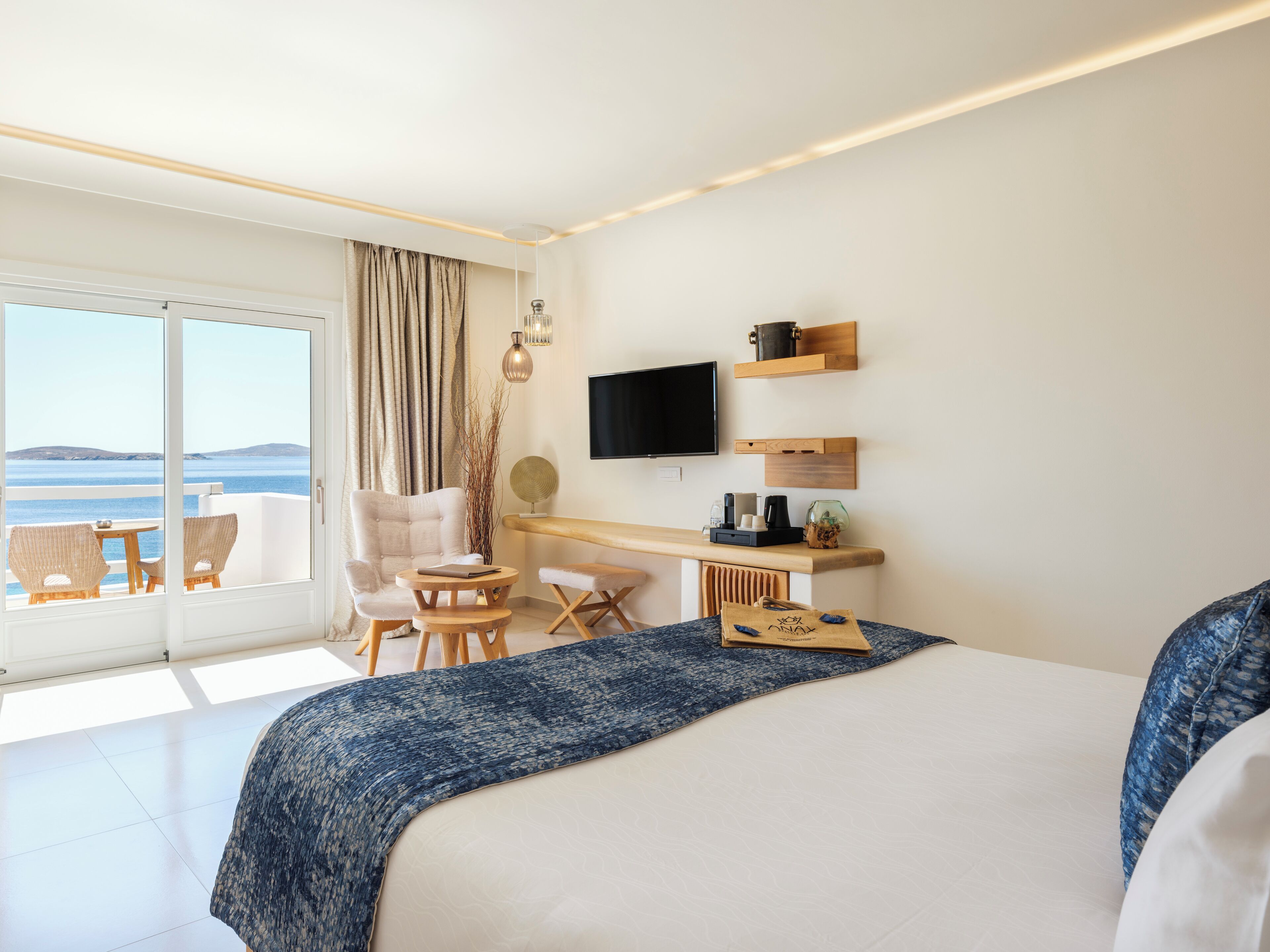 Premium Honeymoon Suite | Minibar, caja de seguridad en la habitación y escritorio 