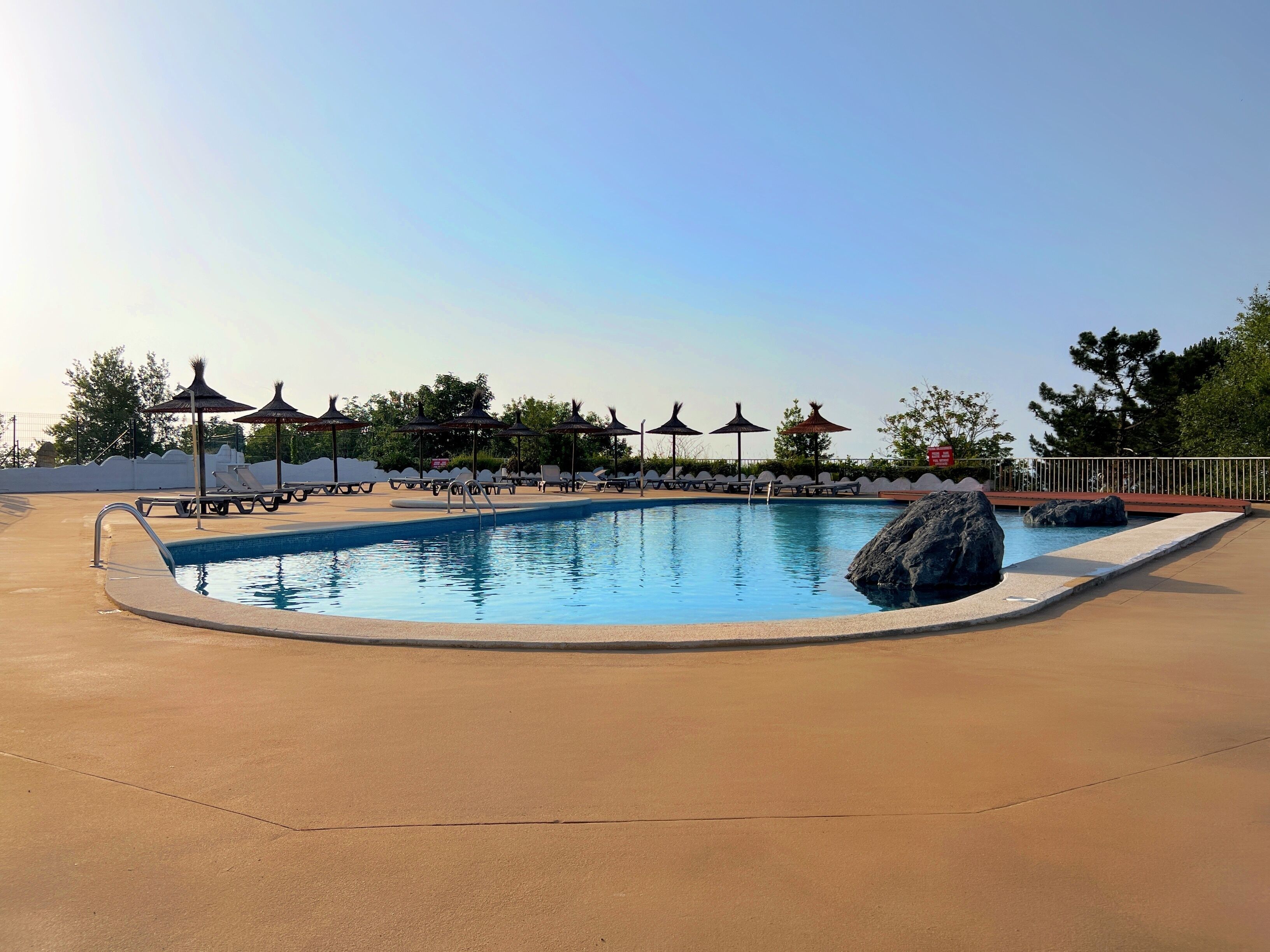 seasonal outdoor pool, pool loungers