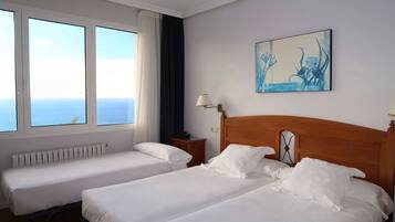 Kahden hengen huone (kaksi sänkyä) (extra bed) | Tallelokero huoneessa, työpöytä, pimennysverhot, silitysrauta/-lauta