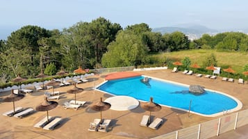Seasonal outdoor pool, sun loungers