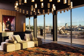 Bar de cocktails, con vista a la piscina, abre todos los días