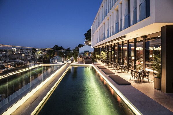 Una piscina al aire libre