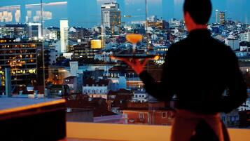 Cocktail bar, pool views, open daily