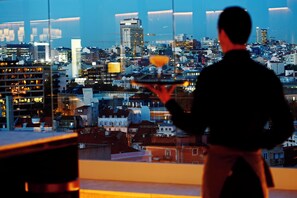 Bar de cocktails, con vista a la piscina, abre todos los días