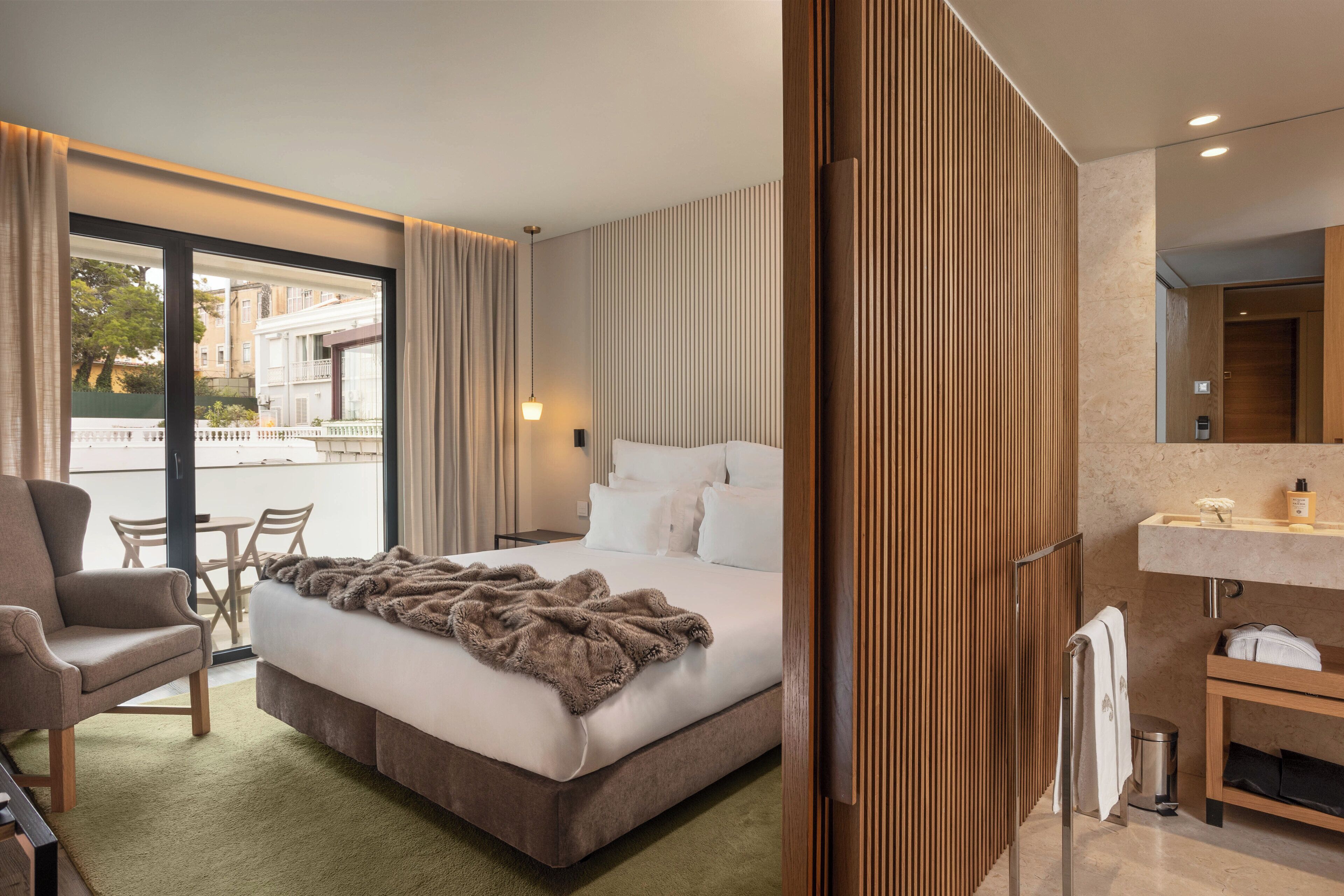 أغطية فراش متميزة وميني بار وخزنة داخل الغرفة ومكتب