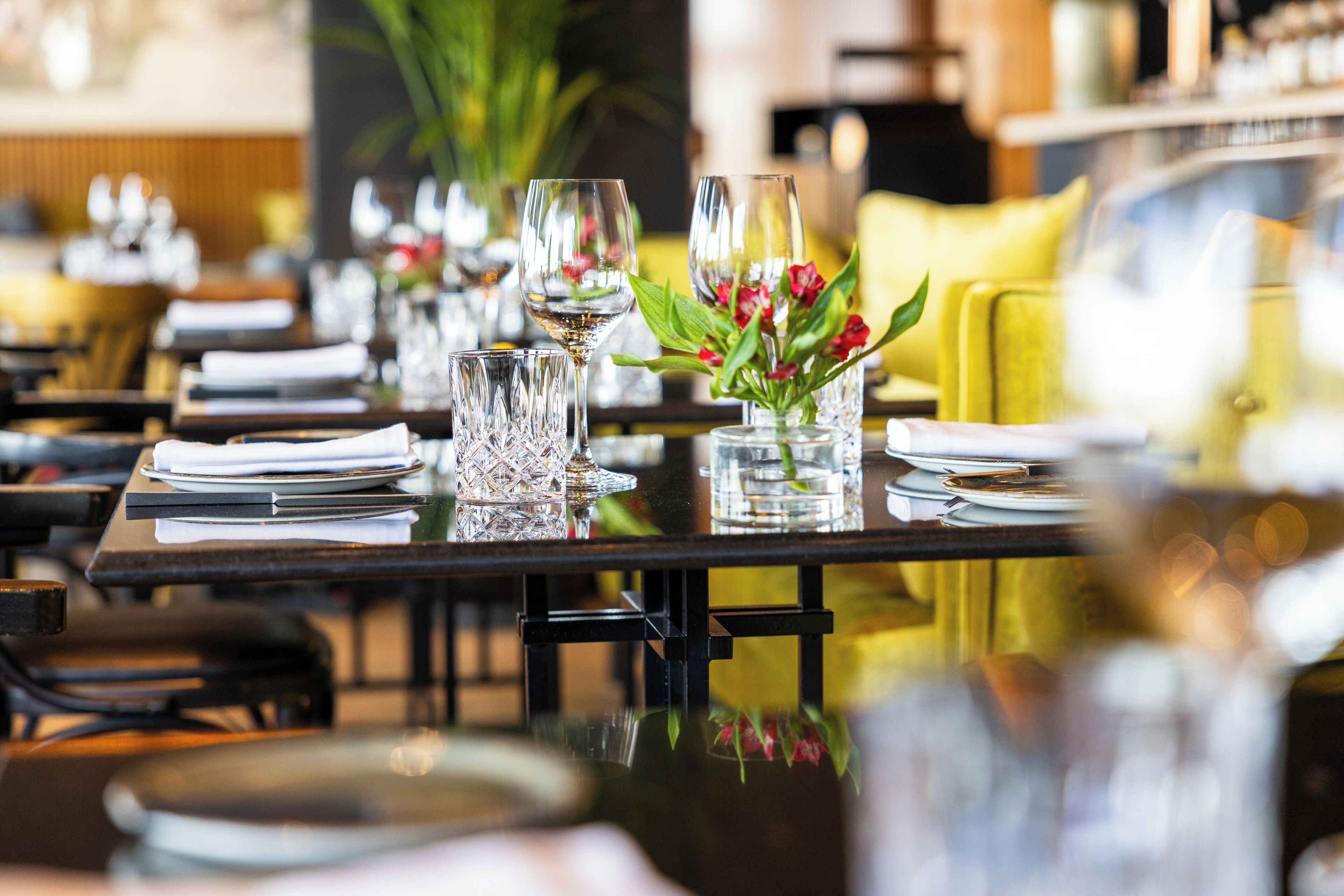 Se sirven desayunos y cocina internacional, con vista a la piscina 