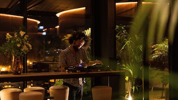 Bar de cocteles, con vista a la alberca, abre todos los días