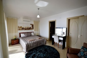 5 habitaciones, escritorio y tabla de planchar con plancha 