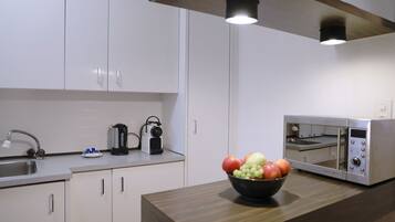 Penthouse Studio Apartment | Eigene Küche | Großer Kühlschrank, Mikrowelle, Herdplatte, Espressomaschine