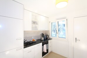大型雪櫃/冰箱、微波爐、爐具、特濃咖啡機