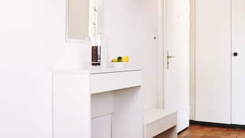 Business 1-Bedroom Apartment | Zona de estar | Una televisión de pantalla plana