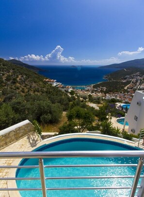 Piscina a l'aire lliure, para-sols i gandules 