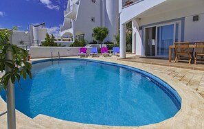 Outdoor pool, pool umbrellas, sun loungers - Villa İpek (Kas)