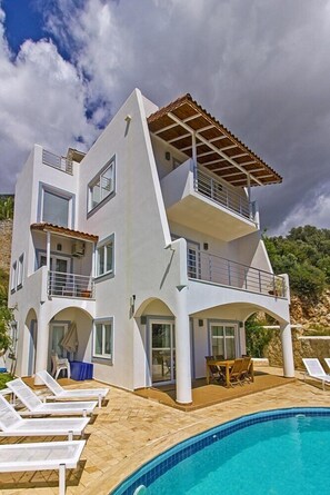 Piscina a l'aire lliure, para-sols i gandules 
