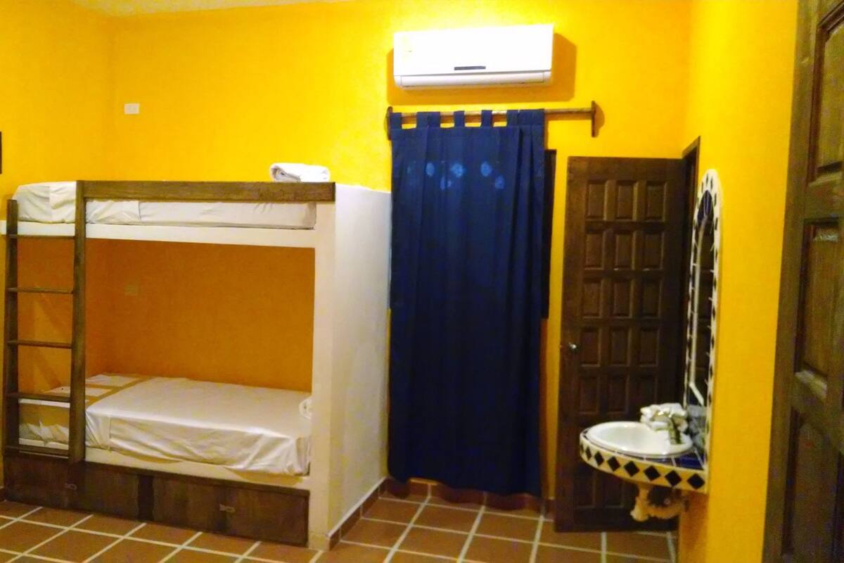 Dortoir Partagé, femmes uniquement, salle de bains privée (6 beds)