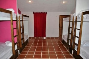 Dortoir Partagé, femmes uniquement, salle de bains privée (8 beds)