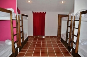 Dortoir Partagé, femmes uniquement, salle de bains privée (8 beds)