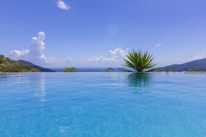 Outdoor pool, pool umbrellas, pool loungers - Villa Nesrin (Kas)