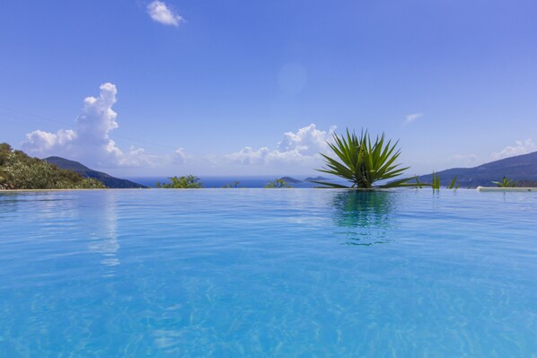 Outdoor pool, pool umbrellas, sun loungers - Villa Nesrin (Kas)