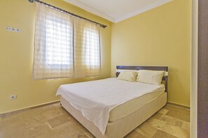 4 habitaciones, escritorio y tabla de planchar con plancha 
