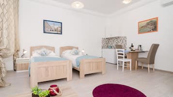 Estudio Deluxe, vista a la ciudad | Ropa de cama de alta calidad y escritorio