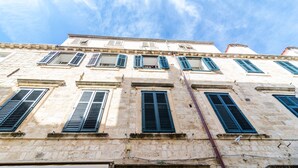 A historic building with multiple windows and a clear sky. - Rooms Tezoro (Dubrovnik)