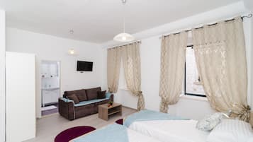Deluxe Studio, City View | Peralatan tempat tidur premium, meja, seterika/papan seterika