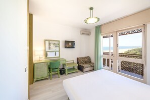 Superior kamer, 1 twee- of 2 eenpersoonsbedden | Een minibar, een kluis op de kamer, een bureau, een laptopwerkplek