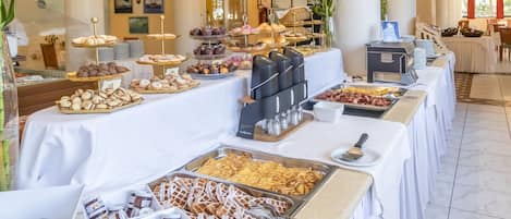 Frukostbuffé varje dag (EUR 15 per person)