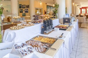 Morgunverðarhlaðborð daglega (15 EUR á mann)