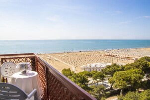 Camera Matrimoniale con letto matrimoniale o 2 letti singoli | Útsýni að strönd/hafi