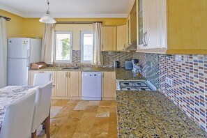 Villa | Private kitchen | Full-size fridge, microwave, oven, stovetop - Villa Bellevue (Seydikemer)