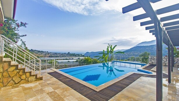 Piscine extérieure, parasols, chaises longues