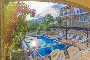 Outdoor pool, pool umbrellas, sun loungers - Villa Bellevue (Seydikemer)