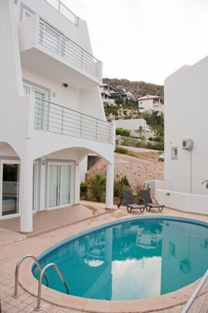 Outdoor pool, pool umbrellas, pool loungers - Villa Ecem (Kas)