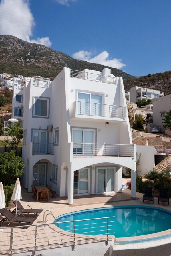 Outdoor pool, pool umbrellas, pool loungers - Villa Ecem (Kas)