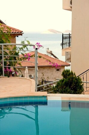 Outdoor pool, pool umbrellas, pool loungers - Villa Ecem (Kas)