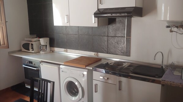 Apartment, 1 Bedroom, Mountain View | Private kitchen | Fridge, microwave, oven, stovetop